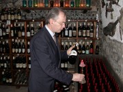 Giorgio Muzzarelli con una bottiglia di vino Fiore Rosso La Noce